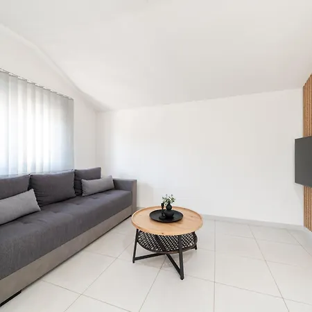 Apartman Lara *